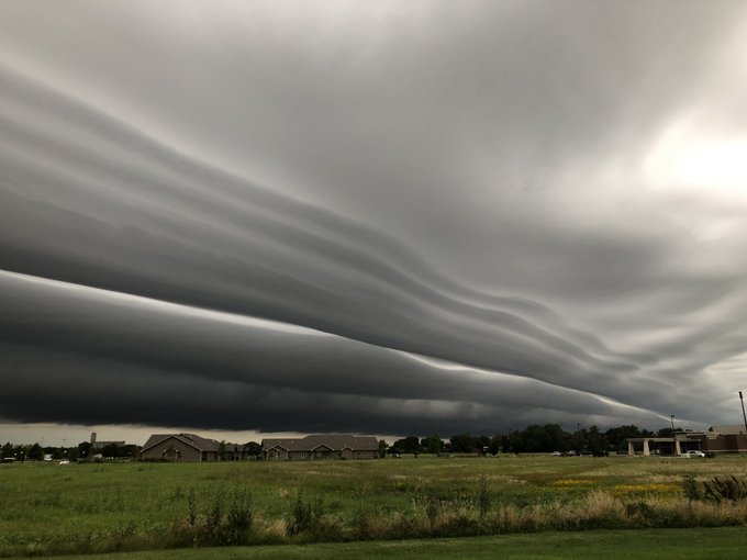 Πρωτοφανές φαινόμενο: Σύννεφο που μοιάζει με βόρειο σέλας σκέπασε το Κάνσας