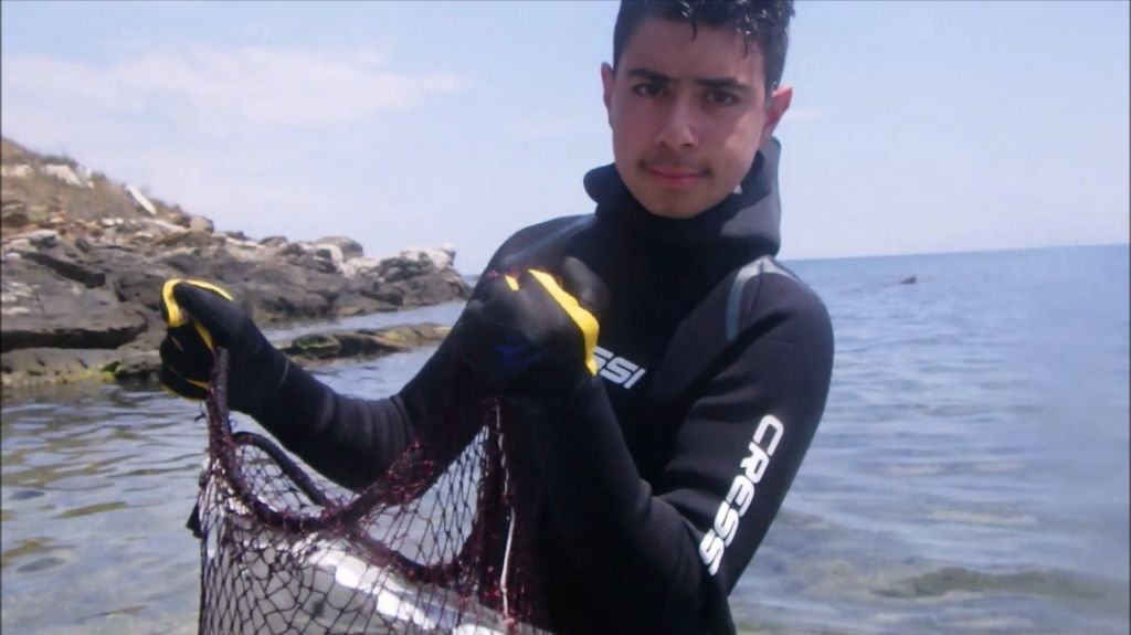 Δεκατριάχρονος Ρομπέν των… θαλασσών καθαρίζει τον βυθό από σκουπίδια
