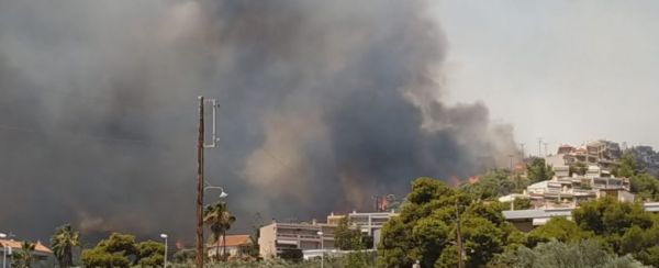 Πύρινα μέτωπα σε όλη τη χώρα – Σε αυλές σπιτιών οι φλόγες στις Κεχριές