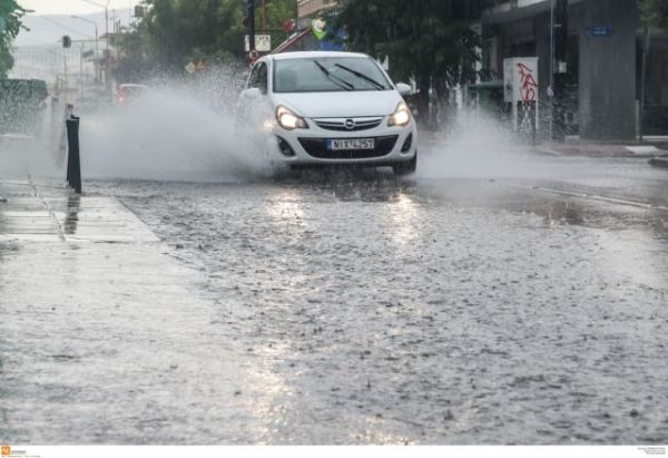 Καιρός : Ισχυρή καταιγίδα στη Θεσσαλονίκη – Πού εντοπίζονται προβλήματα