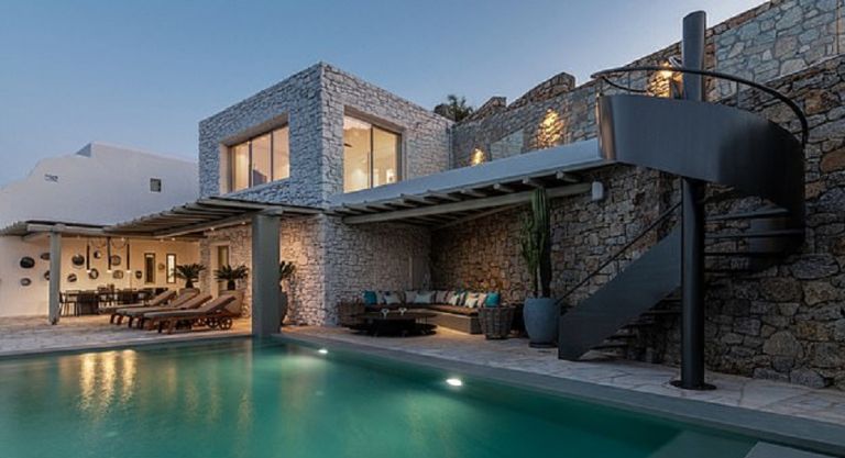 Η χλιδάτη βίλα που κάνει διακοπές ο Τσιτσιπάς και κοστίζει 17.000 λίρες την εβδομάδα [Εικόνες]