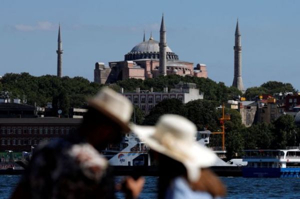 Αντιδράσεις και απογοήτευση πολιτών για την Αγία Σοφία – Τι θα γίνει με εικόνες και χριστιανικά αντικείμενα
