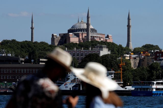 Αντιδράσεις και απογοήτευση πολιτών για την Αγία Σοφία – Τι θα γίνει με εικόνες και χριστιανικά αντικείμενα