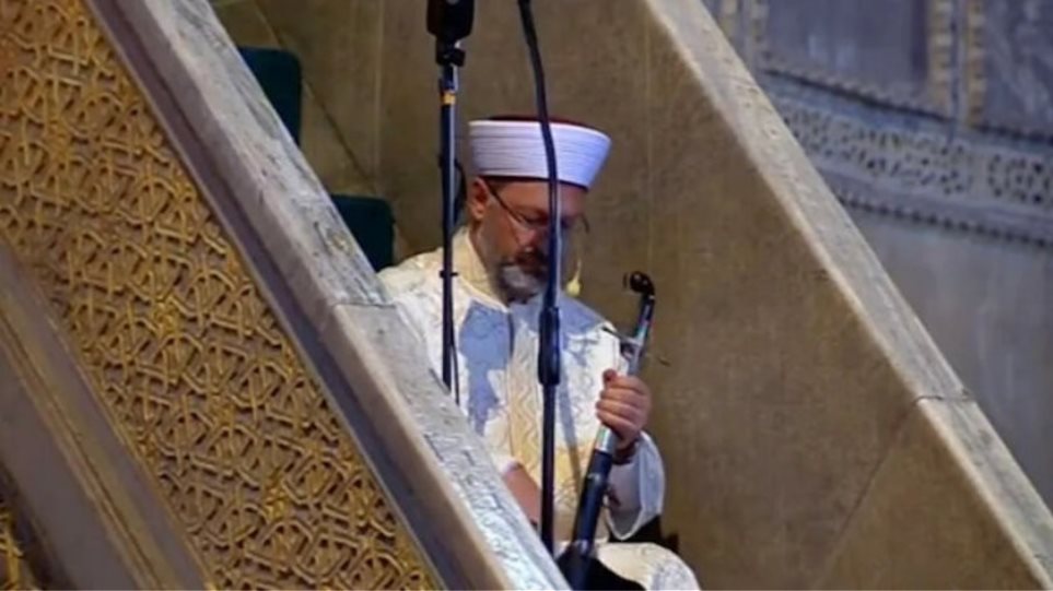 Αγία Σοφία: Με κατάρες το κήρυγμα του ιμάμη – Τι συμβολίζει το οθωμανικό ξίφος