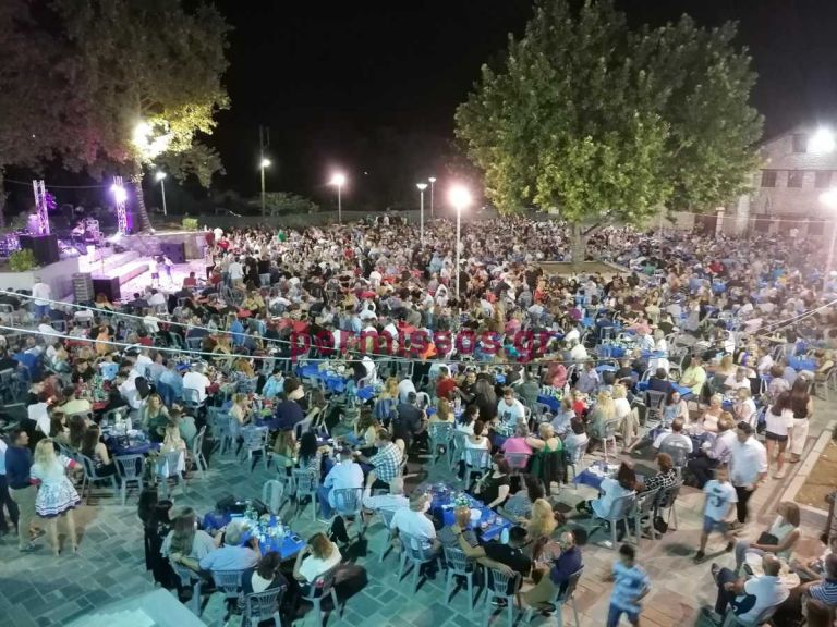 Κοροναϊός : Σάλος με τις εικόνες συνωστισμού σε γλέντι στην Αλίαρτο – Παρουσία βουλευτών