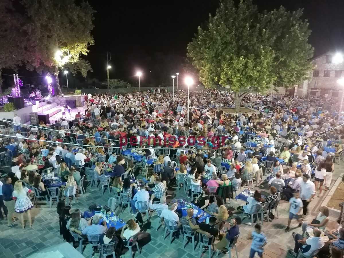 Κοροναϊός : Σάλος με τις εικόνες συνωστισμού σε γλέντι στην Αλίαρτο – Παρουσία βουλευτών