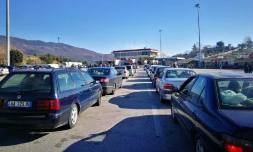 Χαοτική η κατάσταση στα ελληνοαλβανικά σύνορα – Ουρές χιλιομέτρων