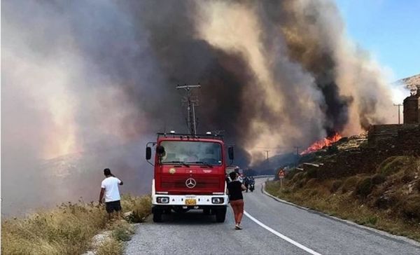 Φωτιά στην Άνδρο: Ενισχύονται οι πυροσβεστικές δυνάμεις – Εκκενώθηκε ο οικισμός Καλαμάκι