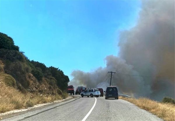 Μεγάλη φωτιά στην Άνδρο – Σε ετοιμότητα για εκκένωση οικισμών