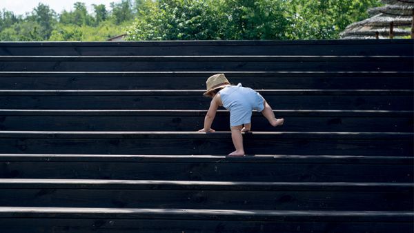 Έτσι θα βοηθήσετε το παιδί να κάνει τα πρώτα του βήματα