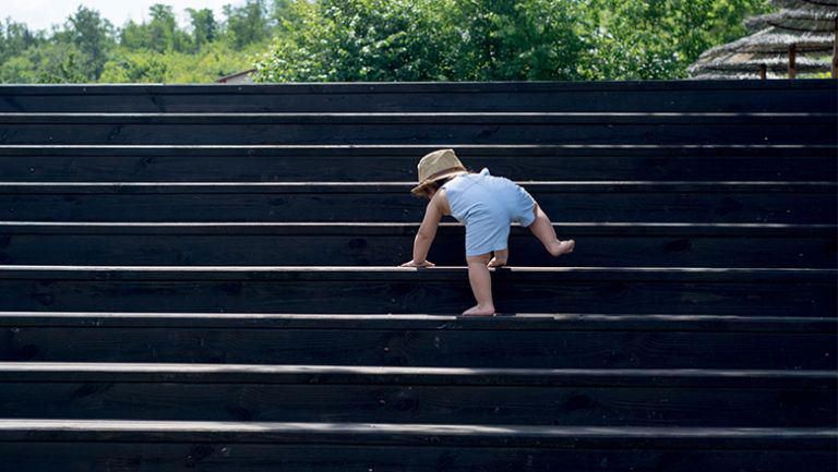 Έτσι θα βοηθήσετε το παιδί να κάνει τα πρώτα του βήματα