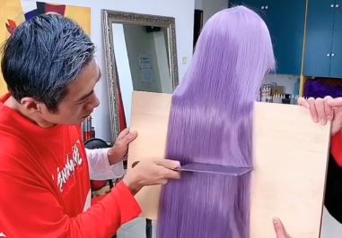 Κομμωτής κόβει με… μπαλτά τα μαλλιά των πελατισσών του