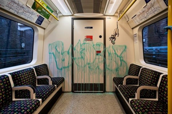 To πιο βραχύβιο έργο του Banksy: Το γκράφιτι για τον κοροναϊό στο μετρό του Λονδίνου