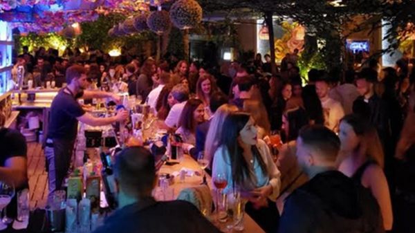 Ανησυχία στο Βόλο : Κρούσμα κοροναϊού 25χρονος υπάλληλος σε δημοφιλές μπαρ του Βόλου