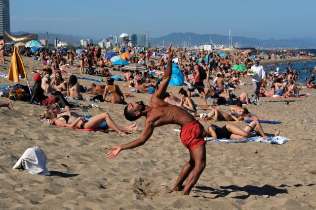 Ποιος κοροναϊός; –  Οι Ισπανοί κατέκλυσαν τις παραλίες παρά τις συστάσεις να μείνουν σπίτι