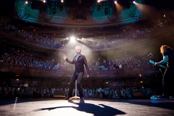 Οι Bon Jovi τραγουδούν για τη δολοφονία Φλόιντ