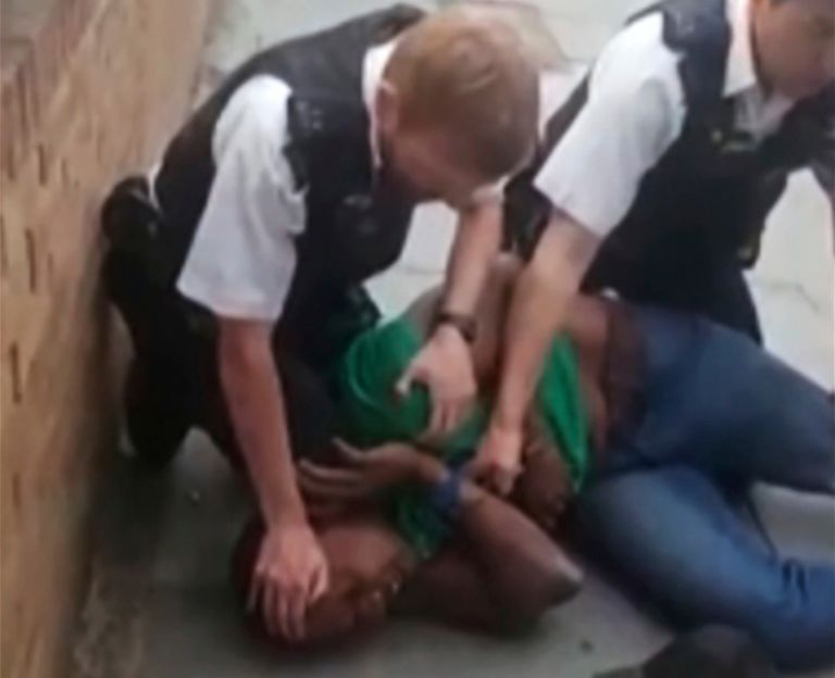 Βρετανία: Σε διαθεσιμότητα ο αστυνομικός που πατούσε μαύρο στον λαιμό