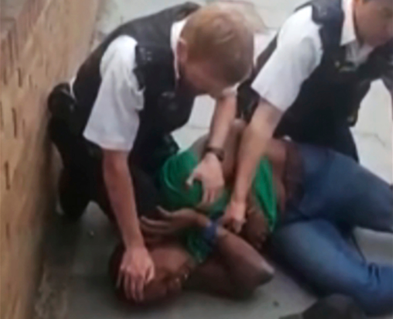 Βρετανία: Σε διαθεσιμότητα ο αστυνομικός που πατούσε μαύρο στον λαιμό