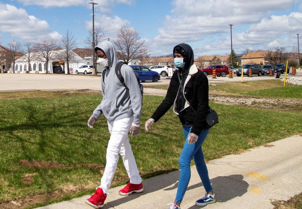 Καμπανάκι και από τον Καναδά : Νέοι ενήλικες η πλειονότητα των νέων κρουσμάτων κοροναϊού