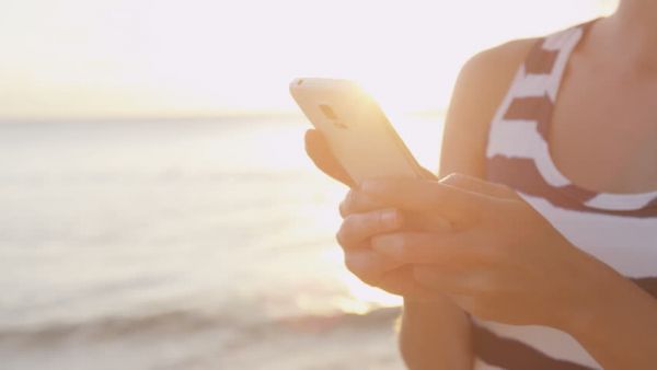 Έξυπνα tips που θα προστατέψουν το κινητό σας στην παραλία