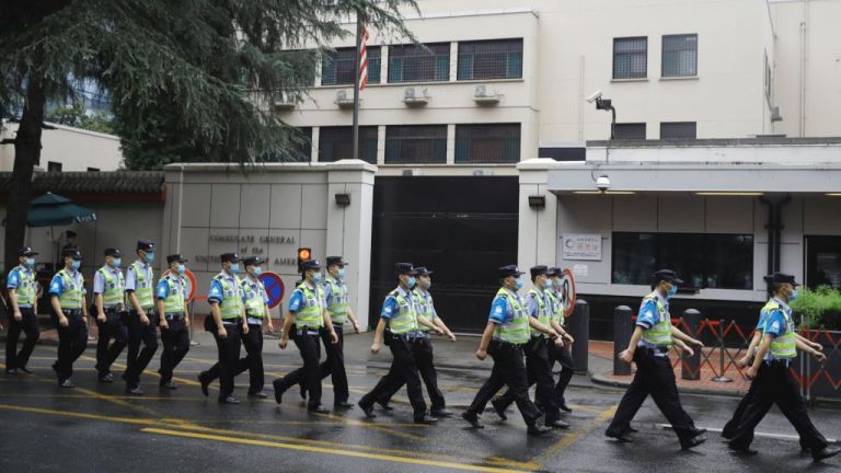 Κίνα : Εκλεισαν το προξενείο και κατέγραψαν την υποστολή της αμερικάνικης σημαίας