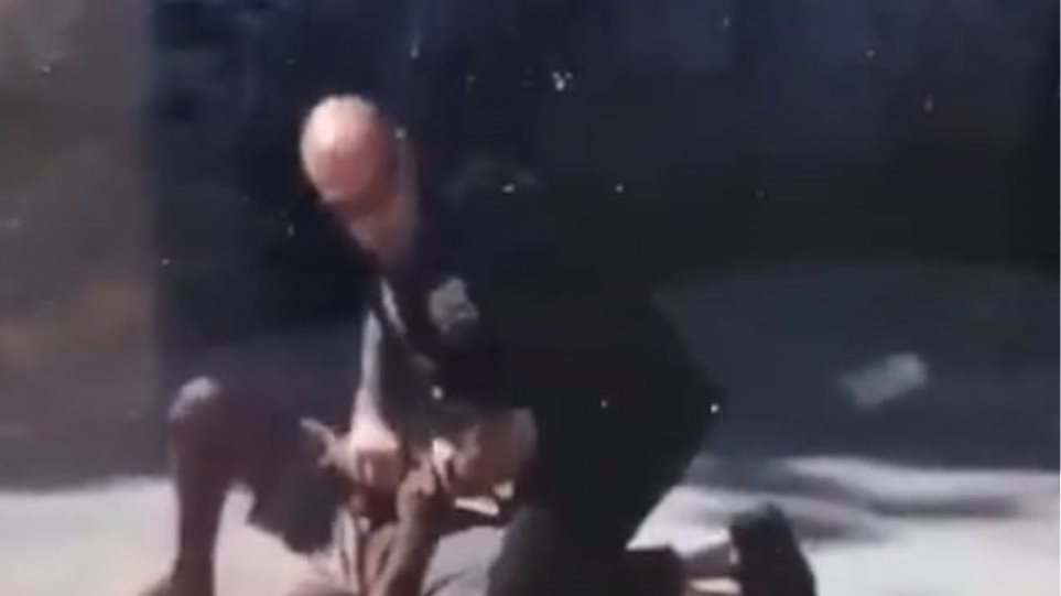 Νέα Υόρκη: Αστυνομικός πάτησε στο λαιμό 31χρονο που φώναζε «δεν μπορώ να ανασάνω»