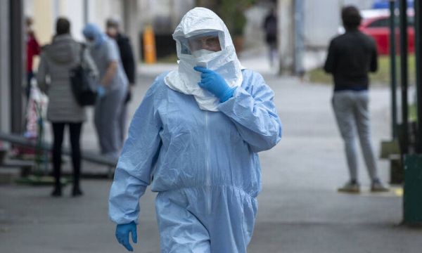 Οι «γκρίζες ζώνες» του κοροναϊού – Θεωρίες, τοξικές ειδήσεις και κίνδυνοι για τη δημόσια υγεία