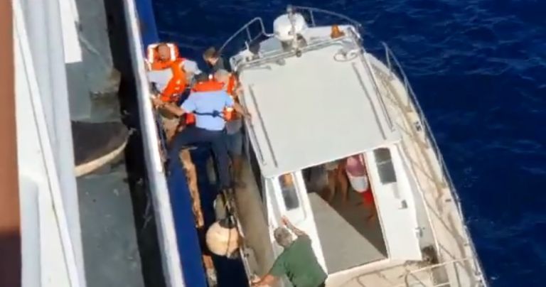 Κάρυστος : Εισροή υδάτων σε ιστιοφόρο με τέσσερις επιβαίνοντες – Καρέ – καρέ η διάσωση