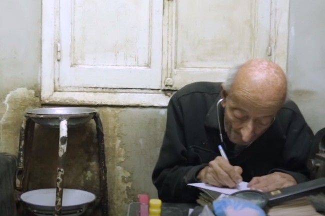 Η συγκλονιστική ζωή του 79χρονου γιατρού των φτωχών στην Αίγυπτο