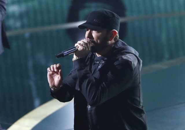 Ο Eminem ραπάρει εναντίον όσων δεν φορούν μάσκα