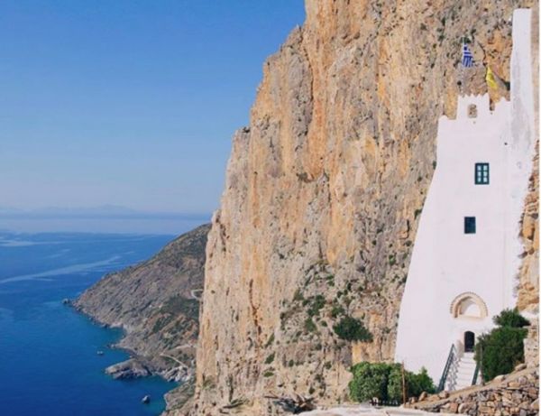 «Κόρες»: Η νέα ταινία διεθνούς παραγωγής με φόντο το απέραντο γαλάζιο της Αμοργού