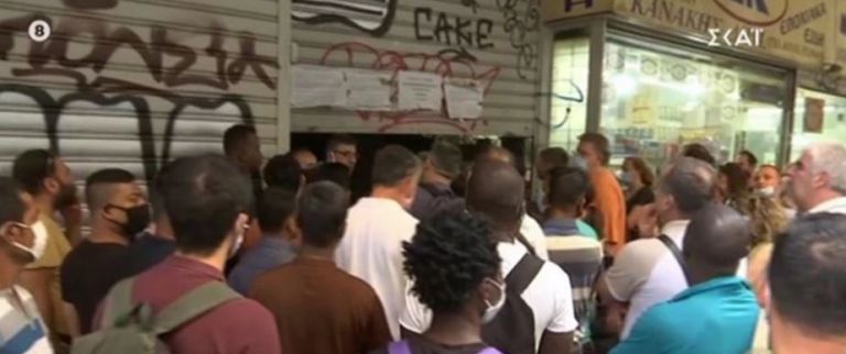 Συνωστισμός και ταλαιπωρία έξω από την εφορία στην Ομόνοια