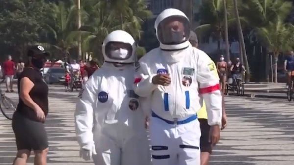 Βγήκαν βόλτα στην παραλία ντυμένοι… αστροναύτες για να προστατευτούν από τον κοροναϊό