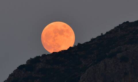 Μάγεψε το φεγγάρι του «κόκκινου ελαφιού»