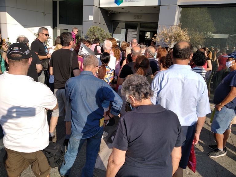 Συνωστισμός και ένταση μεταξύ πολιτών έξω από τον ΕΦΚΑ Καλλιθέας