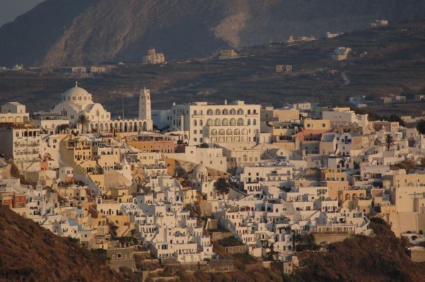 Ιούλιος 2020 : Μια Σαντορίνη από τα παλιά υποδέχεται πιστούς φίλους και νέους επισκέπτες