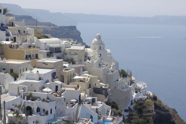 Σαντορίνη : Η πρέσβειρα του ελληνικού τουρισμού προσκαλεί τους Έλληνες στη Βεντέμα