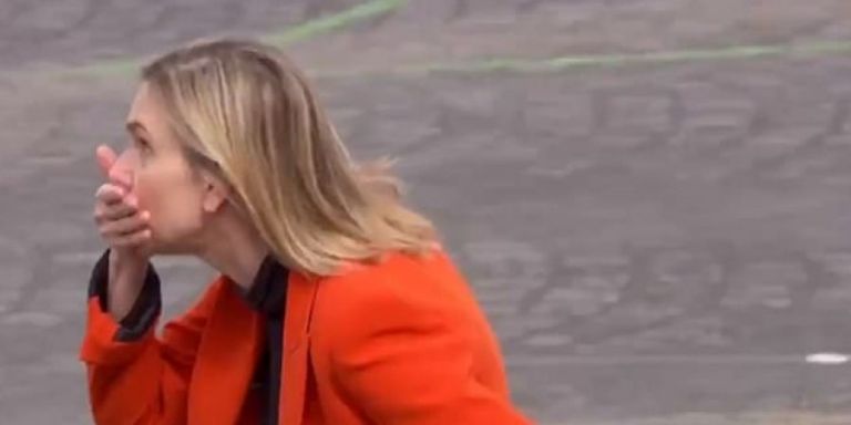 Ο φακός καταγράφει τον πανικό γαλλίδας υφυπουργού επειδή δεν φοράει μάσκα