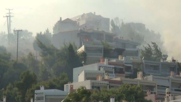 Ανεξέλεγκτη η φωτιά στις Κεχριές Κορινθίας – Μέσα στα σπίτια οι φλόγες