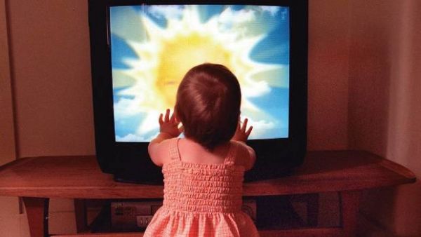 Απρόσμενη παρέμβαση: Κοριτσάκι διακόπτει ζωντανή σύνδεση στο BBC