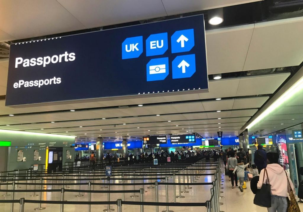 Κοροναϊός : Παύση της καραντίνας για όσους ταξιδεύουν από δεκάδες χώρες στη Βρετανία