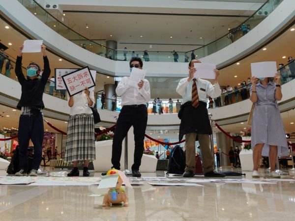 Χονγκ Κονγκ: Διαδήλωσαν κρατώντας λευκά πλακάτ