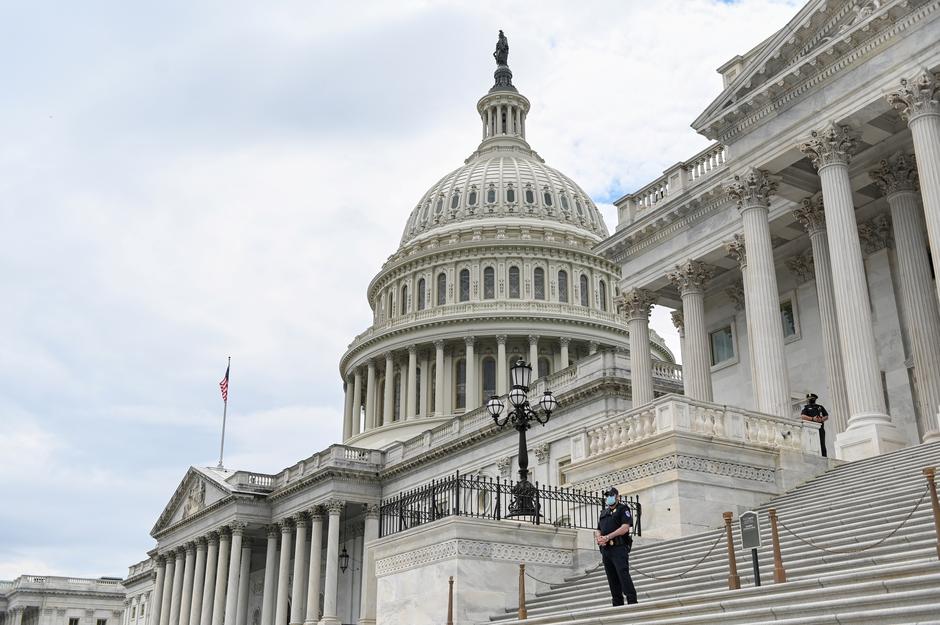 ΗΠΑ : Τουλάχιστον 13 κρούσματα κοροναϊού στο Κογκρέσο – Η Πελόζι επέβαλε τη χρήση μάσκας