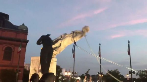 Άγαλμα του Κολόμβου «ξήλωσαν» διαδηλωτές στην Βαλτιμόρη