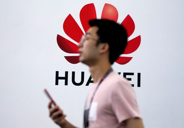 Το Πεκίνο θα περιφρουρήσει τα συμφέροντά του μετά τον αποκλεισμό της Huawei από το Λονδίνο