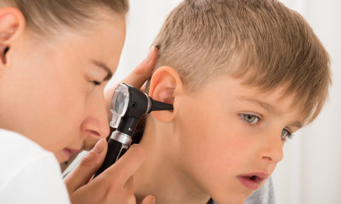 Πόνος στο αυτί του παιδιού: Τι να κάνετε για να το ανακουφίσετε