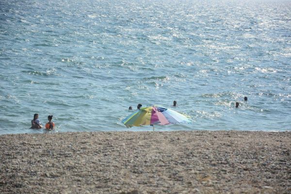 Καιρός : Στο «κόκκινο» ο υδράργυρος – Μέχρι 38 βαθμούς η θερμοκρασία