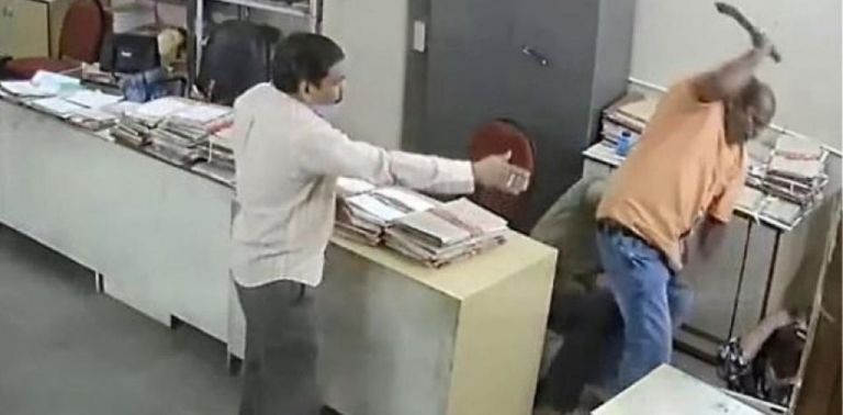 Άνδρας ξυλοκόπησε συνάδελφό του επειδή του ζήτησε να φορέσει μάσκα