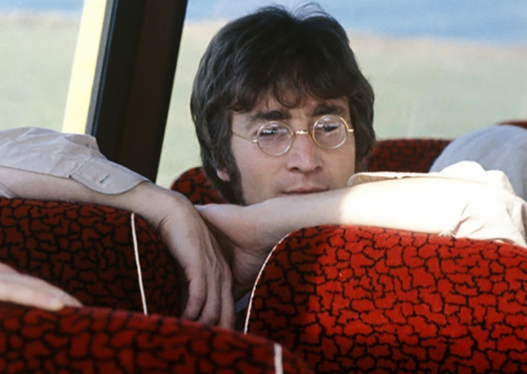 Ένα μπρούτζινο άγαλμα του Τζον Λένον σε… περιοδεία