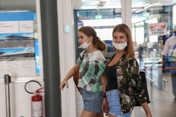 Σπεύδουν οι τουρίστες στην Ελλάδα, αλλά «ασθενούν» οι κρατήσεις – Τα αισιόδοξα μηνύματα και οι φόβοι